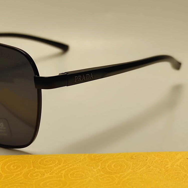 عینک آفتابی مردانه پرادا جزئیات فریم فلزی
