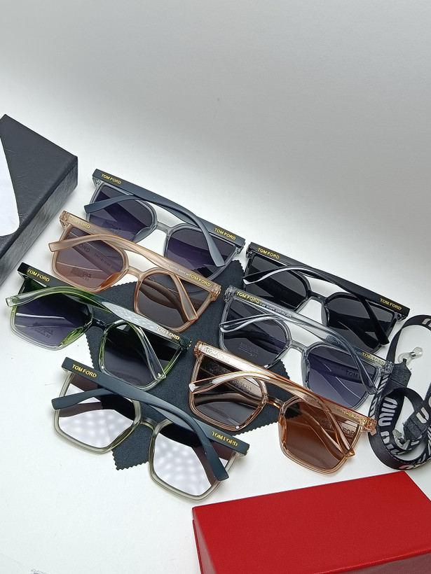 عینک آفتابی زنانه پلاریزه کائوچو تام فورد TomFordمدل 6010